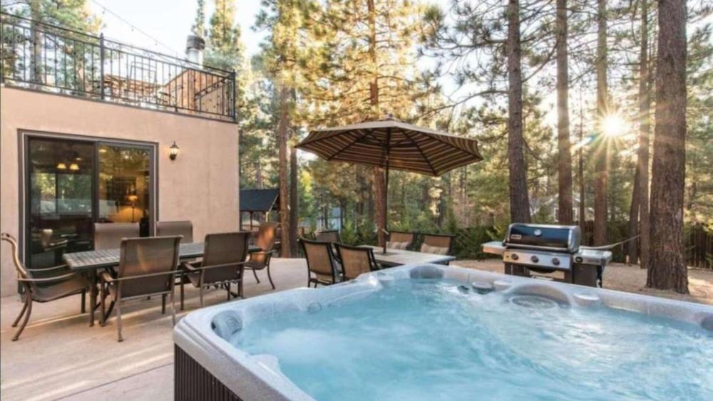 Walk to Lake 6BR Cabin w Game Room Hot Tub Big Bear Castle
